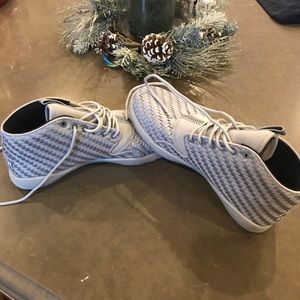 Women’s Air Jordan’s US 7.5 barely worn. Gorgeous!